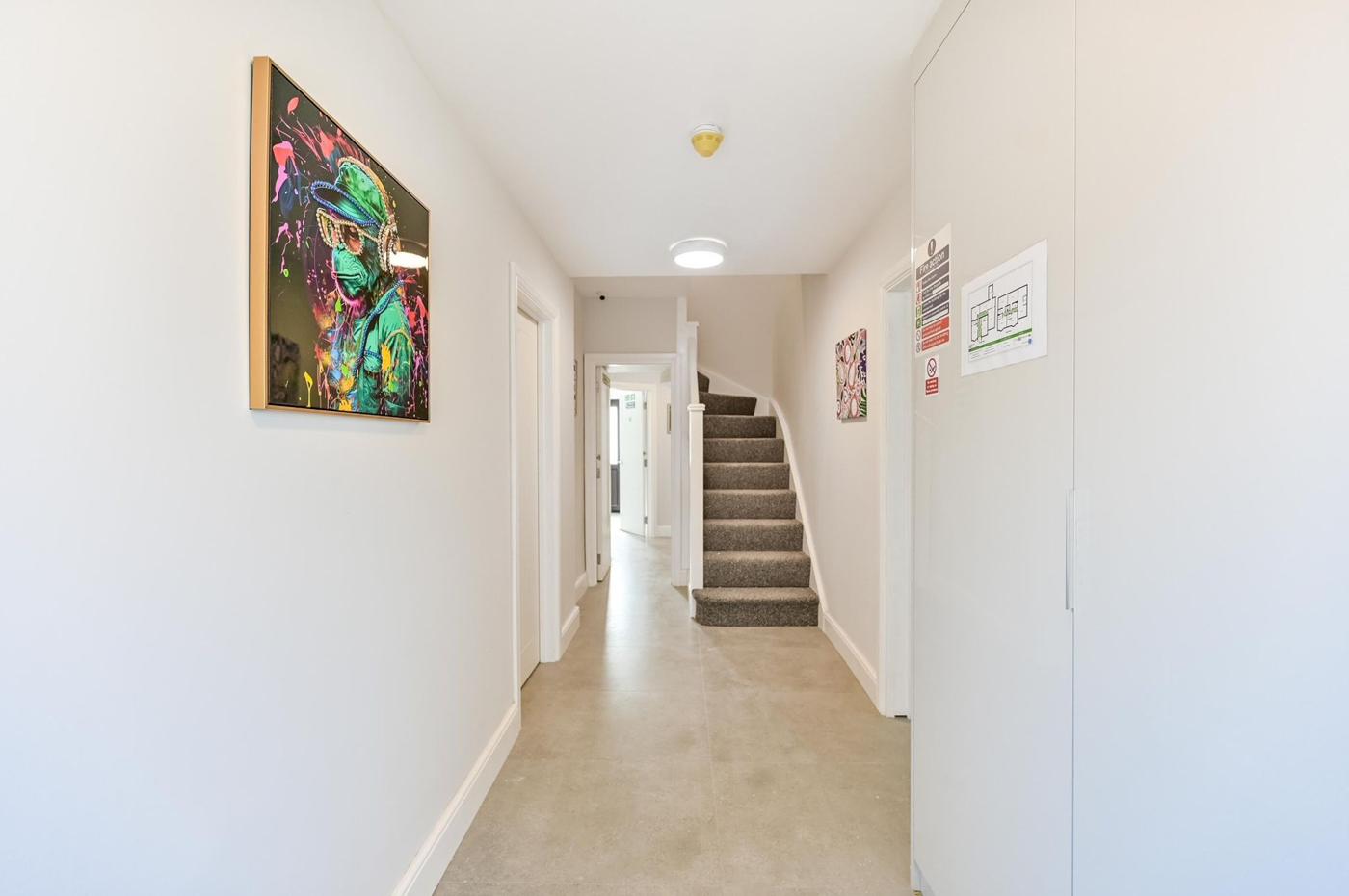 Inside the home, photo 13